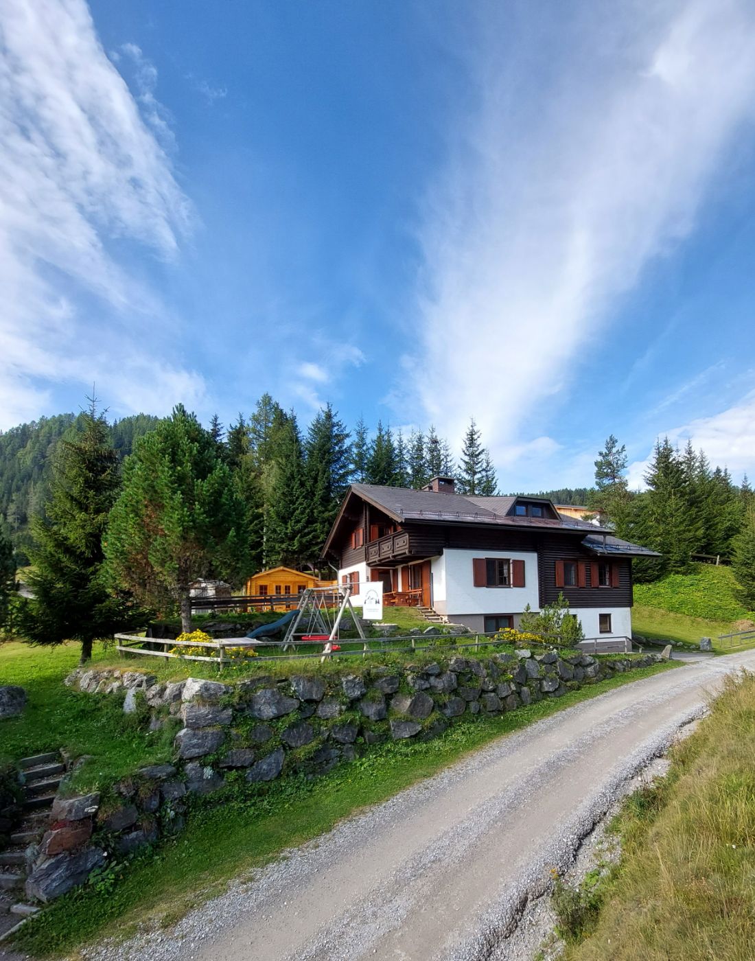 Almhütte Mirnig | Urlaub auf der Alm in Kärnten | Almhütte mieten | Almhaus Aussenansicht mit Garten und Sauna | Home Intro Almhütte Mirnig | Urlaub auf der Alm in Kärnten | Almhütte mieten | Almhaus Aussenansicht mit Garten und Sauna | Home Intro
