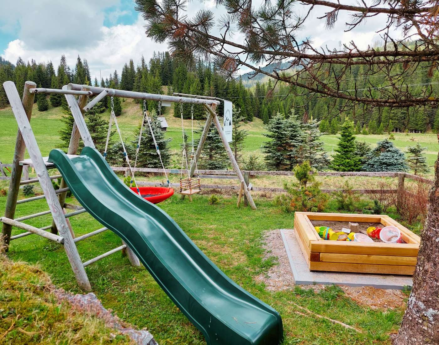 Almhuette-Mirnig-Urlaub-auf-der-Alm-in-Kaernten-Almhuette-mieten-Almhaus-mit-grossem-Garten-und-Sauna-und-Spielplatz-Home-Galerie-Foto-1