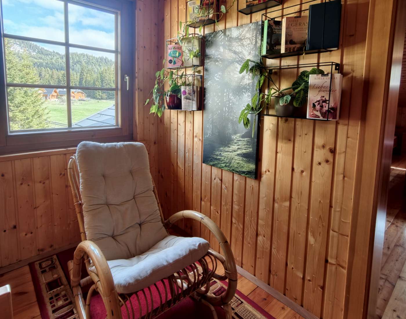 Almhütte Mirnig | Urlaub auf der Alm in Kärnten | Almhütte in Flattnitz mieten | Chillecke mit Schaukelstuhl
