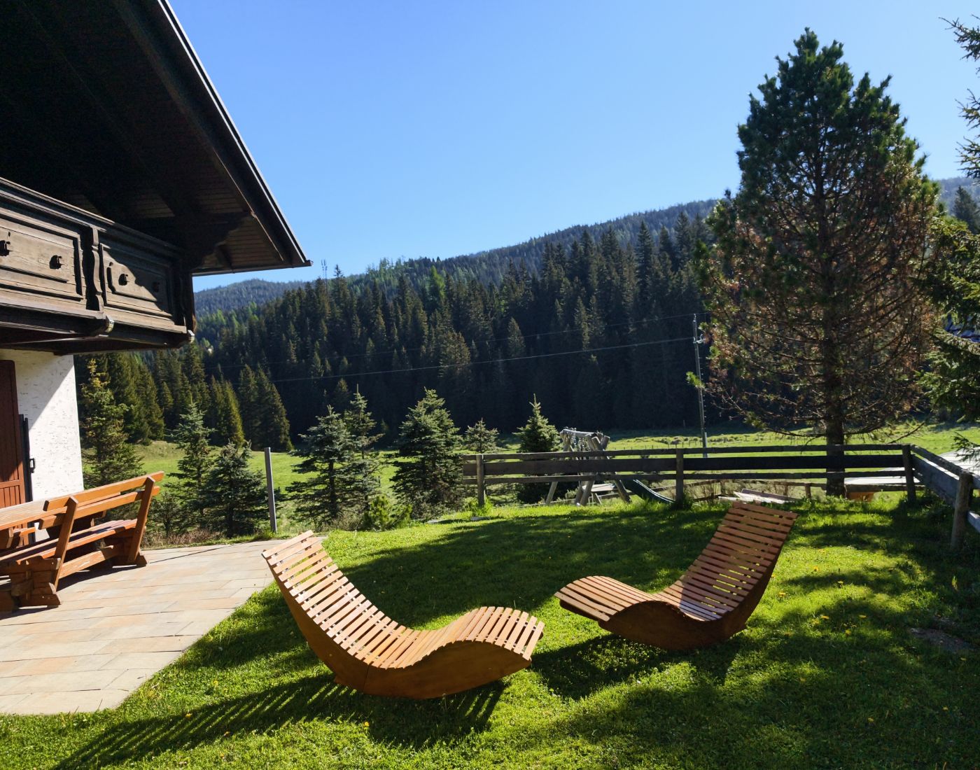 Almhütte Mirnig | Urlaub auf der Alm in Kärnten | Almhütte in Flattnitz mieten | Großer Garten mit Spielplatz und Gartenhütte und Sauna | Draussen Galerie 10