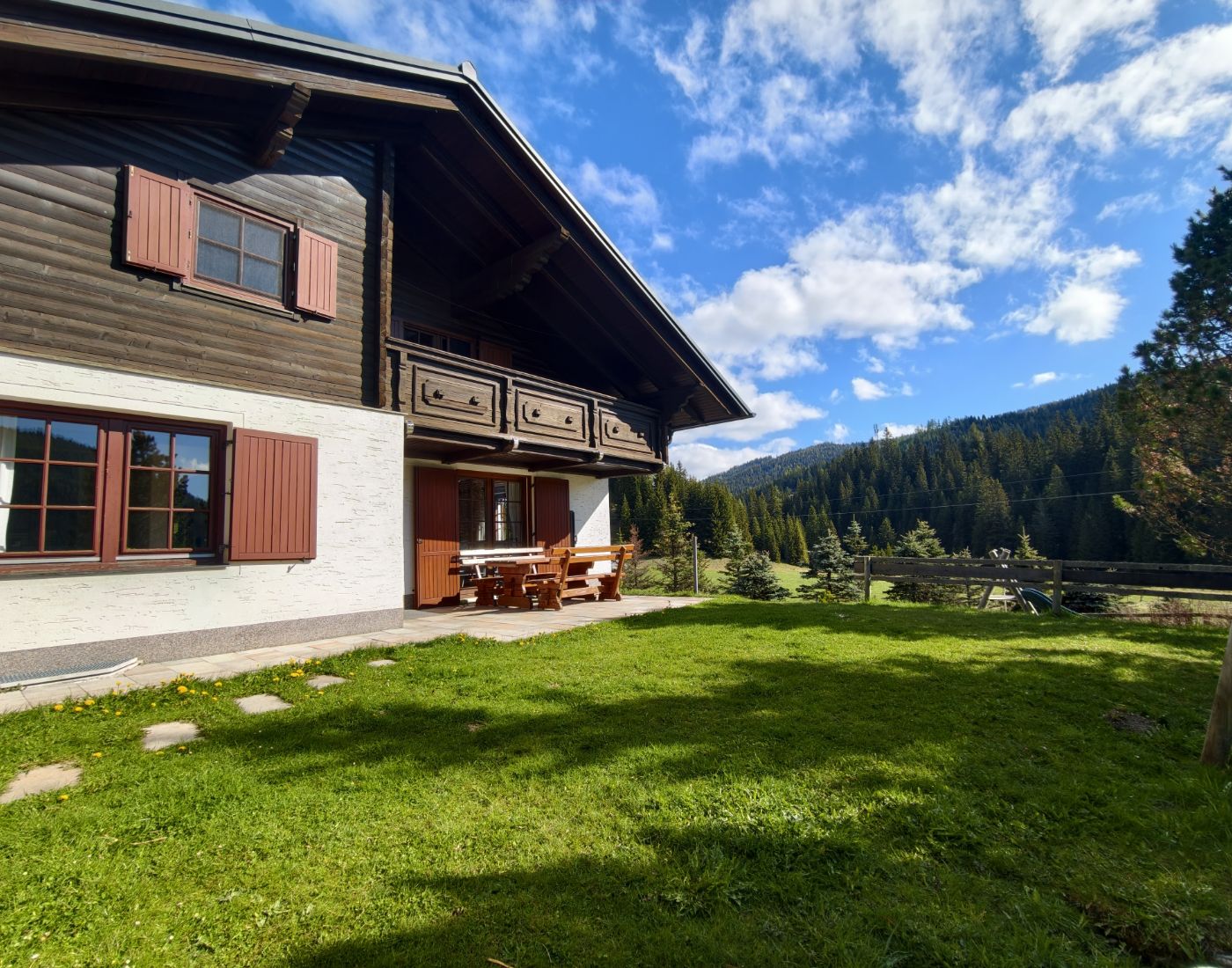 Almhütte Mirnig | Urlaub auf der Alm in Kärnten | Almhütte in Flattnitz mieten | Großer Garten mit Spielplatz und Gartenhütte und Sauna | Draussen Galerie 5