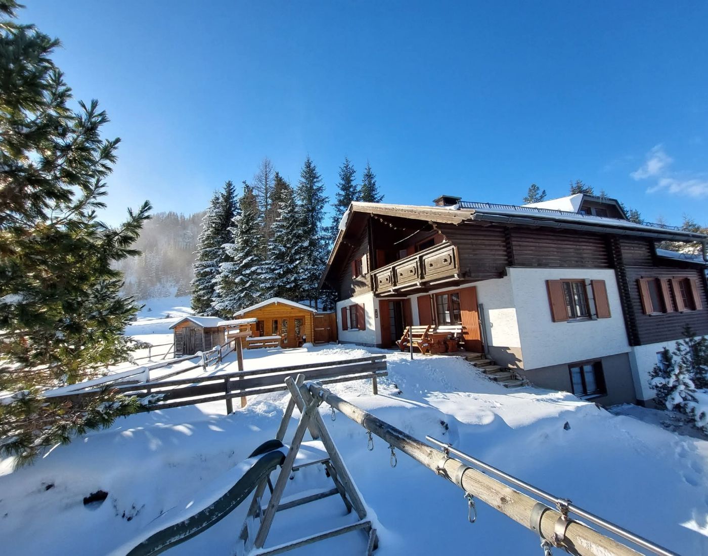 Almhütte Mirnig | Urlaub auf der Alm in Kärnten | Almhütte in Flattnitz mieten | Großer Garten mit Spielplatz und Gartenhütte und Sauna | Draussen Galerie 7