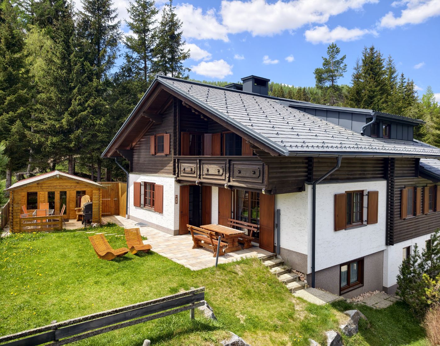Almhütte Mirnig | Urlaub auf der Alm in Kärnten | Almhütte in Flattnitz mieten | Großer Garten mit Spielplatz und Gartenhütte und Sauna | Draussen Galerie 9