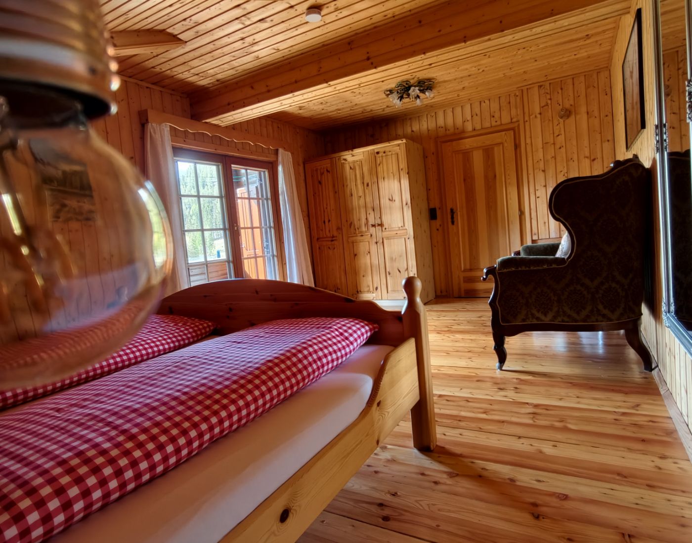 Almhütte Mirnig | Urlaub auf der Alm in Kärnten | Almhütte in Flattnitz mieten | Hirschzimmer Balkonblick